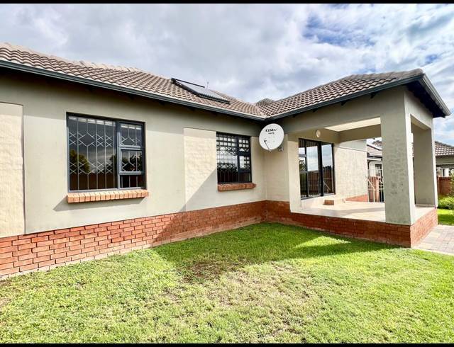 3 BEDROOM TOWNHOUSE FOR SALE IN THE REEDS